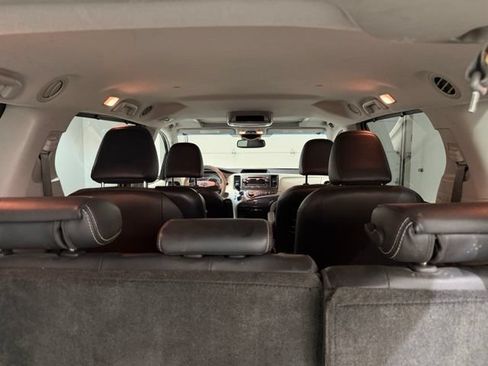 Used 2013 Toyota Sienna SE FWD image 10