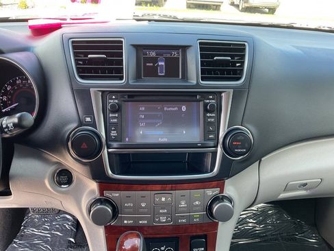 Used 2013 Toyota Highlander Limited AWD/4WD image 24