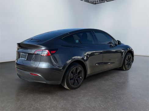 Used 2024 Tesla Model Y Long Range image 3