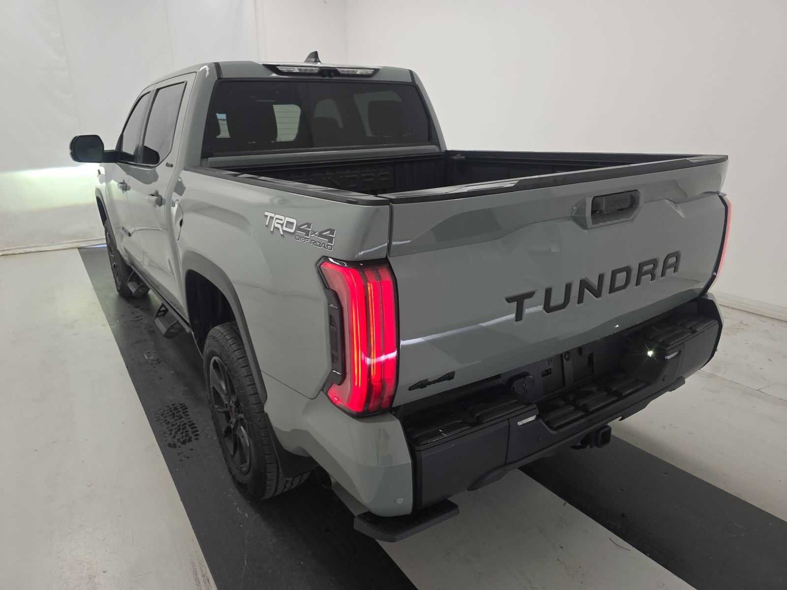 Used 2025 Toyota Tundra Limited AWD/4WD image 9