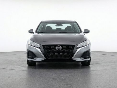 Used 2025 Nissan Altima 2.5 SV FWD image 2