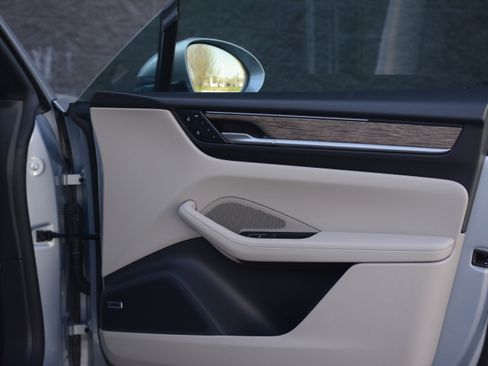 Certified 2025 Porsche Macan 4S Electric image 26