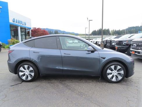 Used 2023 Tesla Model Y AWD image 9