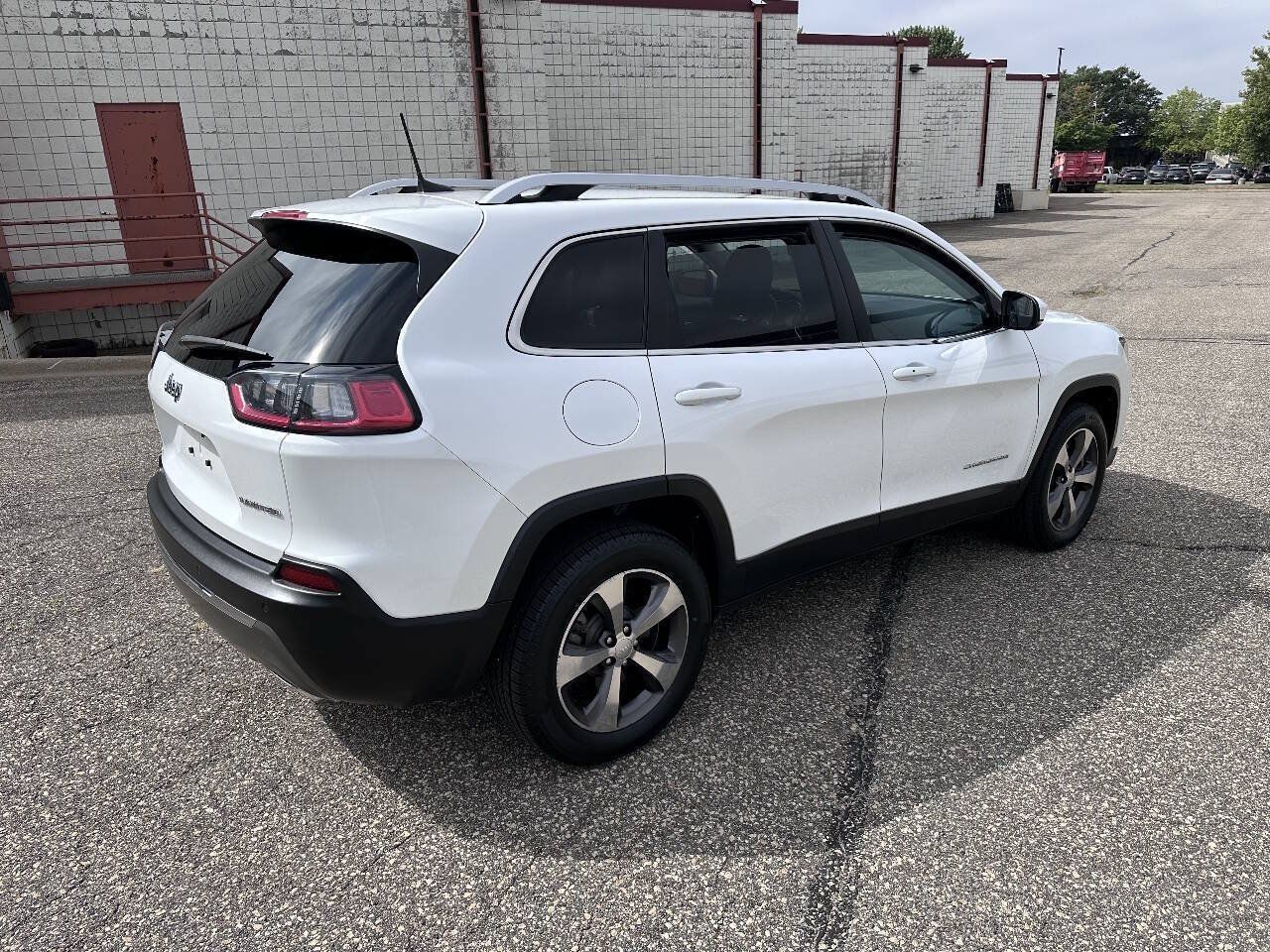 Used 2019 Jeep Cherokee Limited AWD/4WD image 3