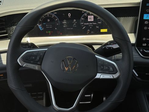 New 2026 Volkswagen Tiguan SE R-Line FWD image 16