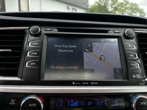 Used 2018 Toyota Highlander XLE image 16