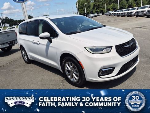 Used 2023 Chrysler Pacifica Touring-L AWD/4WD image 1
