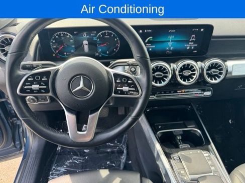 Used 2022 Mercedes-Benz GLB 250 4MATIC image 17