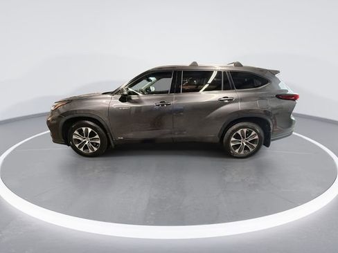Used 2021 Toyota Highlander XLE AWD/4WD image 5