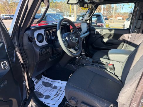 Used 2025 Jeep Wrangler Sport S image 15