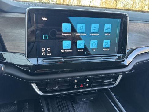 Used 2025 Volkswagen Atlas SE image 19