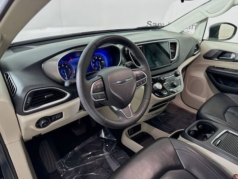 Used 2023 Chrysler Pacifica Touring-L image 9