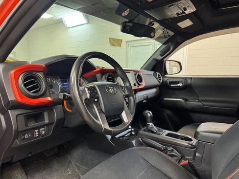 Used 2017 Toyota Tacoma TRD Sport w/ Premium & Technology Package AWD/4WD image 15