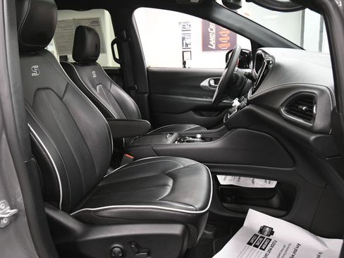 Used 2025 Chrysler Pacifica Limited FWD image 30