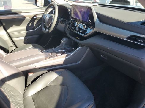 Used 2023 Toyota Highlander Platinum image 36