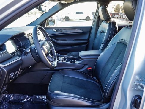 New 2025 Jeep Grand Cherokee Altitude image 19