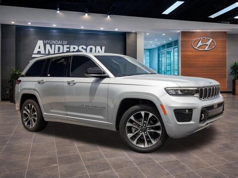 Used 2023 Jeep Grand Cherokee Overland RWD image 3