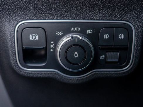 Used 2024 Mercedes-Benz GLB 250 4MATIC image 9