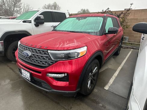Used 2022 Ford Explorer XLT w/ Equipment Group 202A image 2