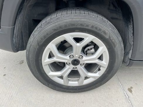 Used 2025 Jeep Compass Latitude image 8