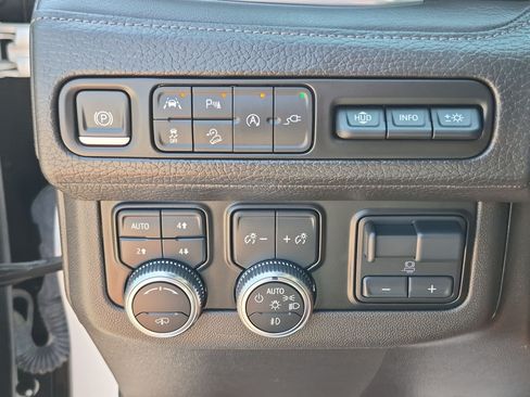 Used 2021 GMC Yukon Denali w/ Denali Premium Package AWD/4WD image 25