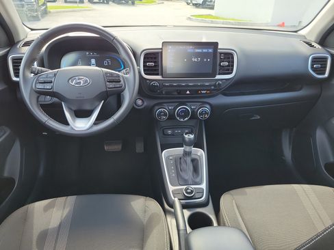 Used 2025 Hyundai Venue SEL FWD image 17