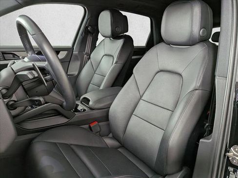 Certified 2025 Porsche Cayenne AWD/4WD image 5