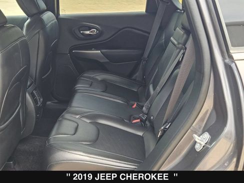 Used 2019 Jeep Cherokee Latitude Plus w/ Comfort/Convenience Group FWD image 17