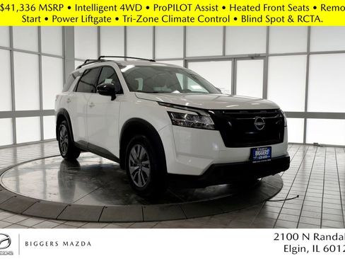 Used 2022 Nissan Pathfinder SV image 1