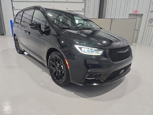 Used 2025 Chrysler Pacifica Limited image 9