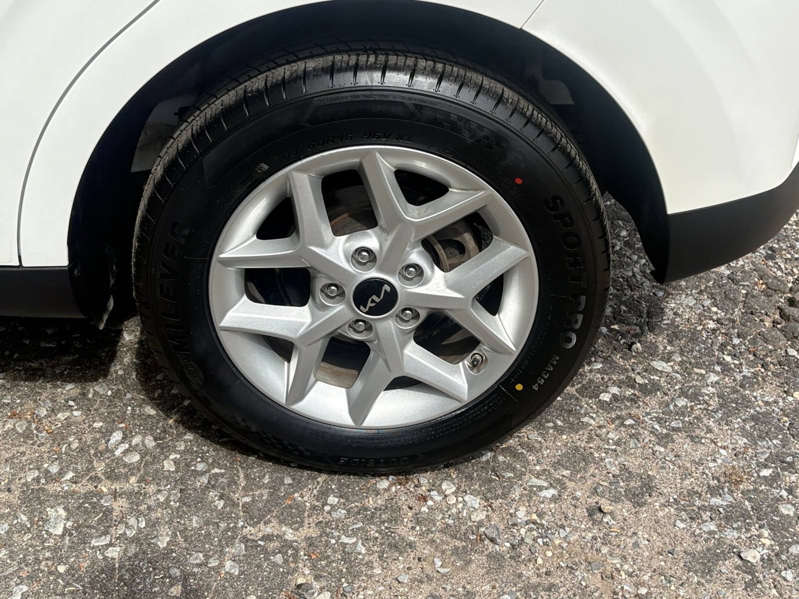 Used 2025 Kia Soul LX w/ LX Technology Package FWD image 25