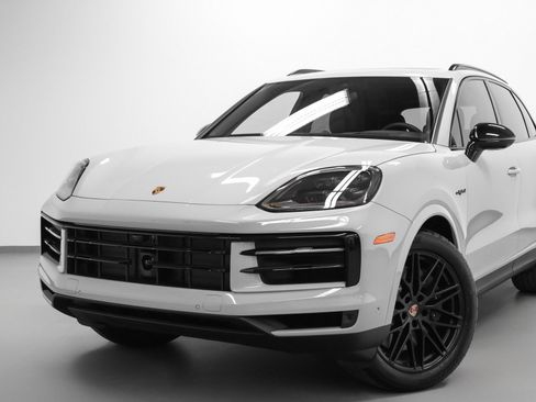 Certified 2026 Porsche Cayenne E-Hybrid AWD/4WD image 7