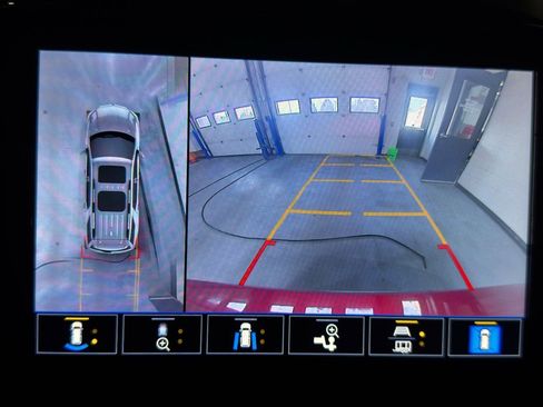 Used 2023 Chevrolet Traverse Premier image 32