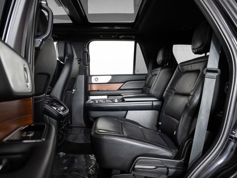 Used 2019 Lincoln Navigator Reserve image 18