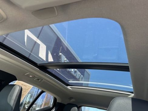 Certified 2025 Volvo XC40 B5 Plus AWD/4WD image 27