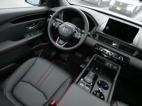 Certified 2025 Honda Pilot TrailSport image 9