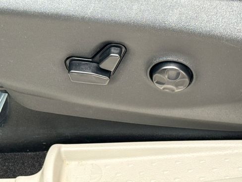 Used 2018 Chrysler Pacifica Touring-L image 22