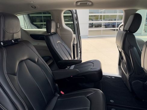 Used 2023 Chrysler Pacifica Touring-L FWD image 38