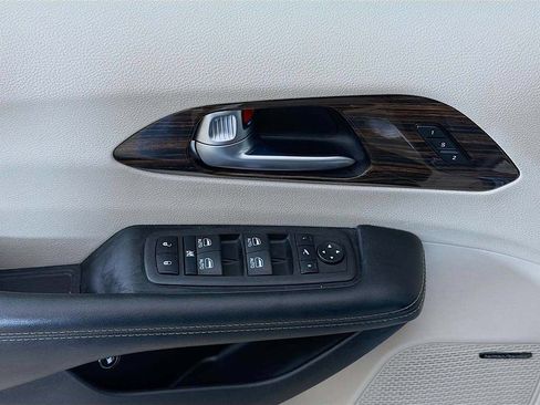 Used 2023 Chrysler Pacifica Limited w/ Uconnect Theater Family Group FWD image 36