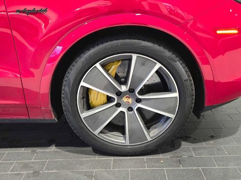 Used 2023 Porsche Cayenne Turbo S image 11