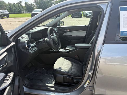 Used 2025 Chevrolet Trax LT FWD image 4