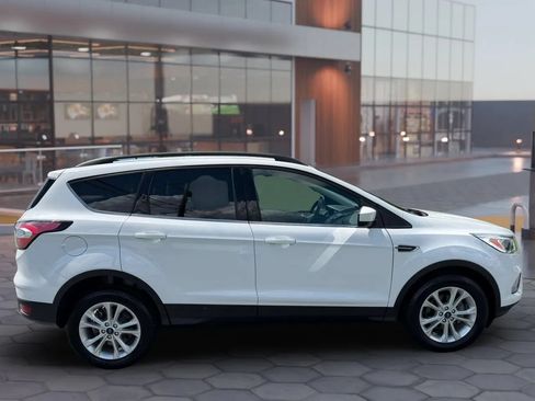Used 2018 Ford Escape SE FWD image 4