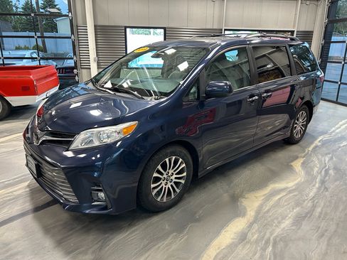 Used 2019 Toyota Sienna XLE w/ XLE Navigation Package FWD image 41