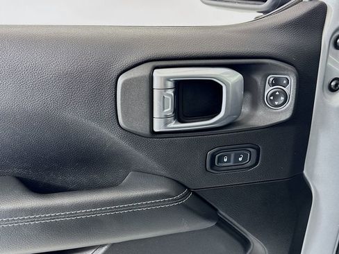 Used 2023 Jeep Gladiator Overland image 16