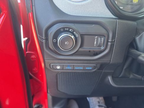 Used 2025 Jeep Wrangler Unlimited Sahara image 15