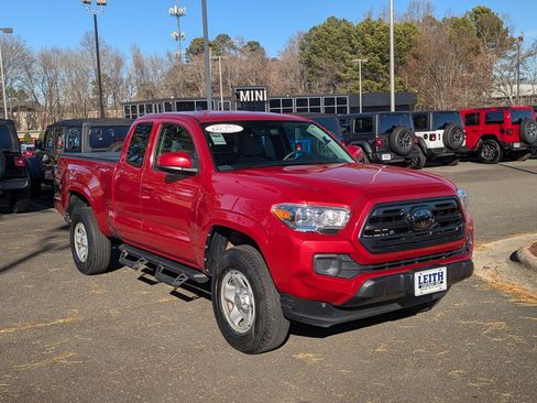 Used 2018 Toyota Tacoma SR image 3