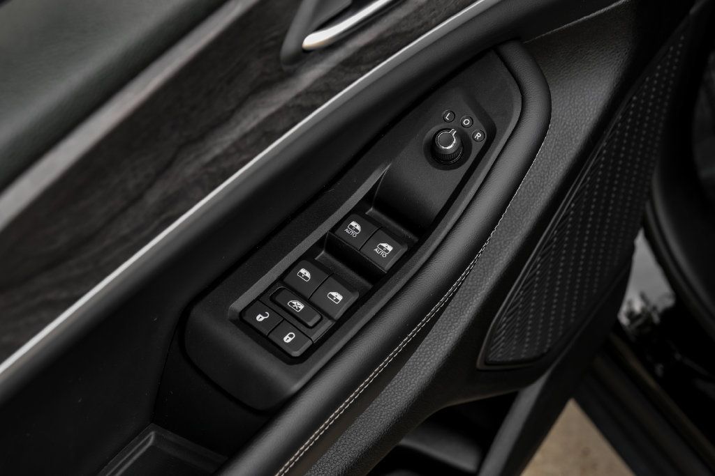 Used 2023 Jeep Grand Cherokee Limited w/ Black Appearance Package AWD/4WD image 54