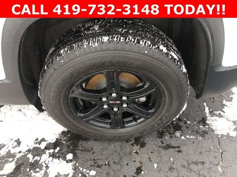 Used 2023 GMC Acadia AT4 w/ Technology Package image 28