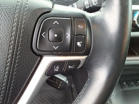 Used 2017 Toyota Highlander XLE image 29