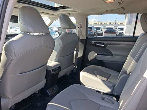 Used 2021 Toyota Highlander Limited AWD/4WD image 5